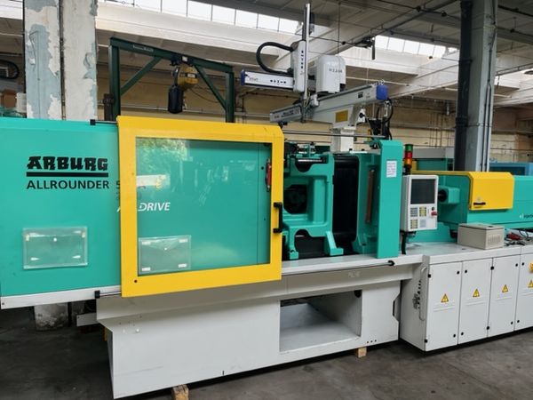 Arburg 570A 2000-800 e² z robotem Yushin RC70S / Maszyna elektryczna