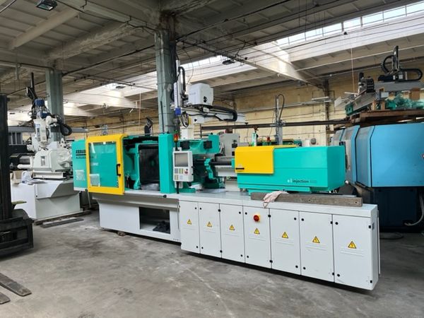 Arburg 570A 2000-800 e² z robotem Yushin RC70S / Maszyna elektryczna