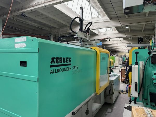 Arburg 570S 2200-1300 / Linia produkcyjna z robotem Arburg Multilift