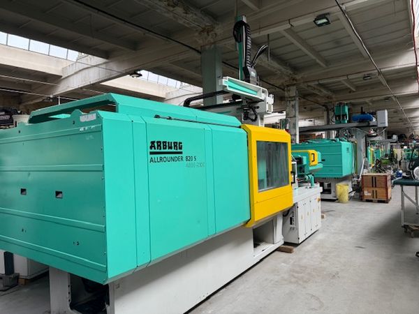 Arburg 820S 4000-2100 / Linia produkcyjna z robotem Arburg Multilift