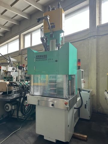 Arburg 375V 500-290 / Wtryskarka pionowa / Godziny pracy: 12.751 w trybie automatycznym / Bardzo dobry stan techniczny