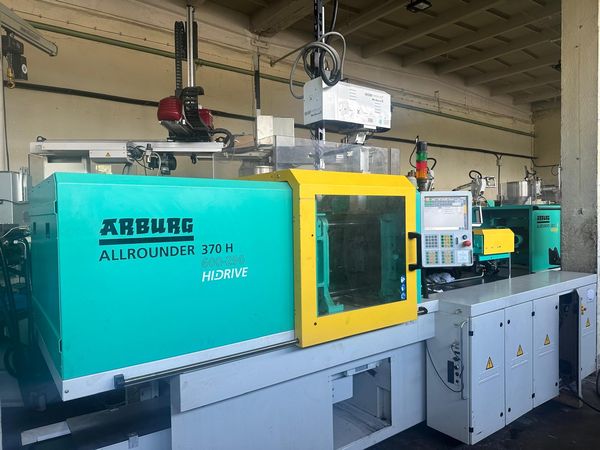 Arburg 370H 600-290 z manipulatorem Geiger MiniServo II / Maszyna hybrydowa