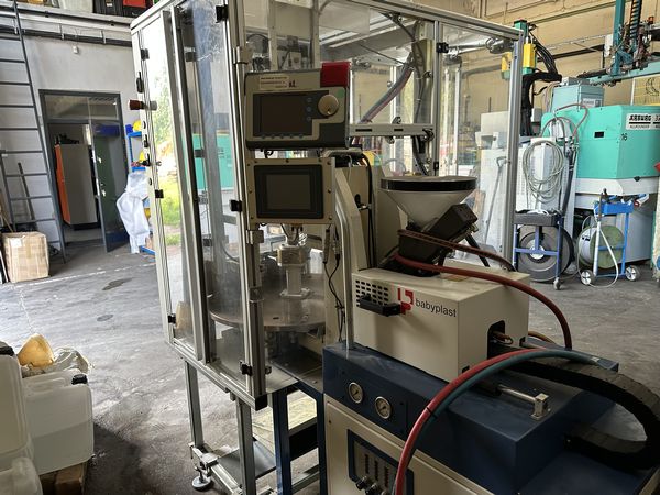 Cronoplast S.L. BabyPlast 6/10 Vp-T⌀12 / Linia produkcyjna z robotem, stołem obrotowym i dodatkową automatyzacją