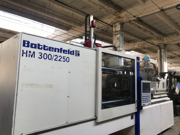 Battenfeld HM 300/2250S z robotem Wittmann W818 / Maszyna w bardzo dobrym stanie technicznym / Godziny pracy: ok. 44.000 h w trybie automatycznym