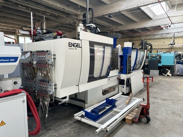 Engel Victory 200H/60W/180 combi / Linia produkcyjna z robotem Engel Viper 20