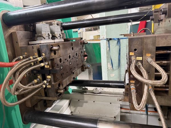 Forma wtryskowa na gniazdka elektryczne z robotem Fanuc M-710IC-50 oraz linią montażową