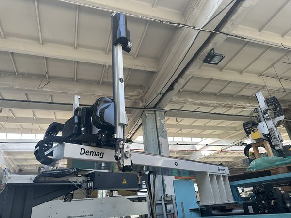 Robot - Wittmann-Demag W721 / Bardzo dobry stan techniczny