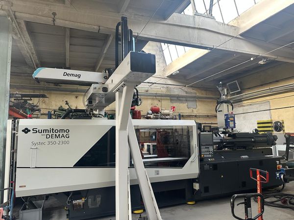 Sumitomo Demag Systec 350/720-2300 / Linia produkcyjna z robotem Wittmann-Demag DR853